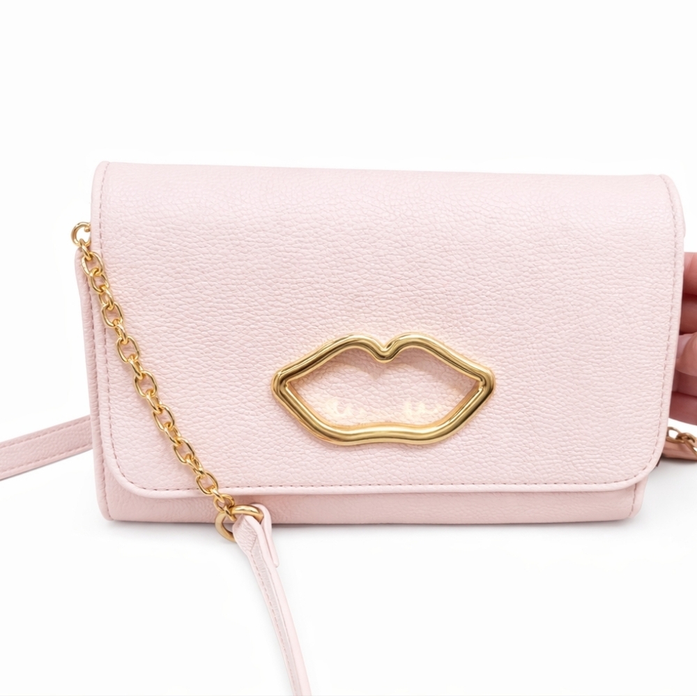 Betsey Johnson Like new condition pink crossbody Purse with Gold Chain 🎀✨